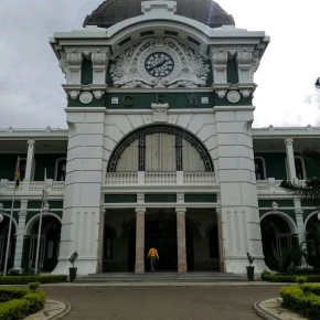 Walking tour through my city's hidden gem in Maputo - Photo 3