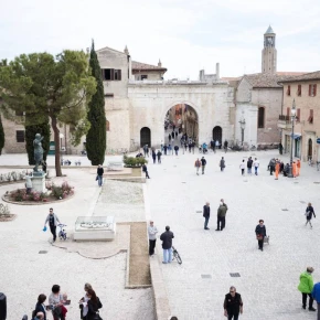 I will guide you wherever you'd like from the city tour to activi.. - Live Streaming - Photo 3