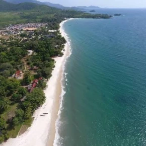Discover Freetown through the eyes of a passionate local guide. A.. - Live Streaming - Photo 1