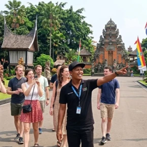 I am a Local  licensed and skilled travel guide from Jakarta.,INDONESI in Jakarta - Photo 1