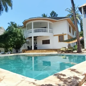 Iwould prefer meeting the travellers in Mombasa - Photo 1