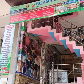 Private room, Bed in shared room, Sofa bed in living room and Shared bed in Vishwas Khand Road, Lucknow Lucknow Division, India - with :Name - Photo 2