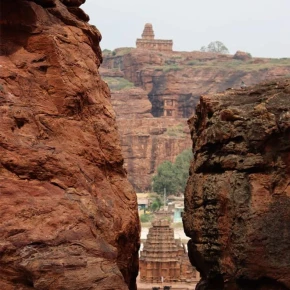 All kinds of places Temples, Forts, Ancient Architecture, Village life in Ilkal - Photo 2